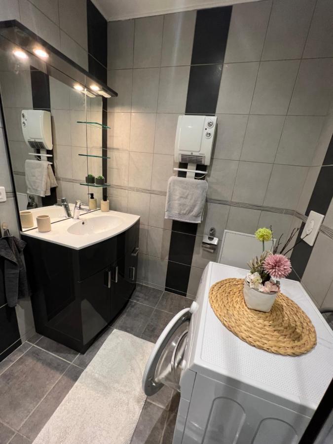 Cozy Proche Centre, Parking Apartment *